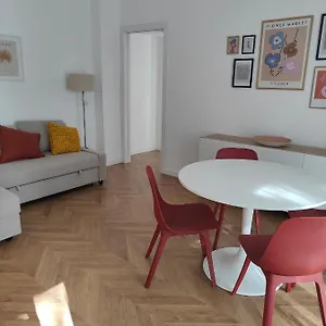 https://apt-elegante-bilocale-a-milano-con-balcone.it-lombardy.com